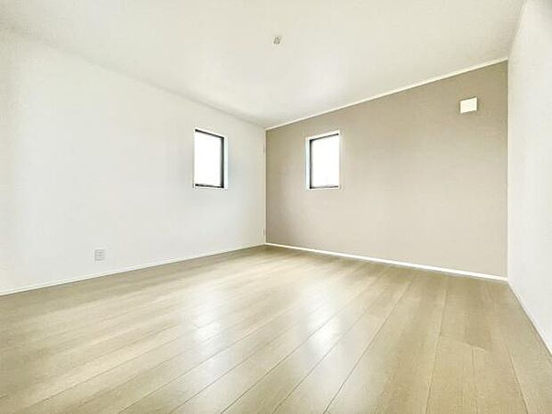 ■■メインベッドルーム■■ウォークinクローゼット付の広い主寝室。プライベートを保ちながらもバランスよく配置された窓から緩やかな陽が射し込み、広い空間を光が満たしていきます。