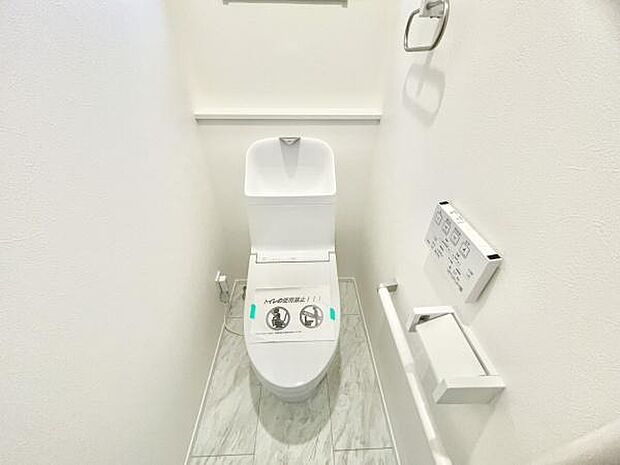 ■■Toilet■■清潔な空間を保ちたいトイレはオフホワイトでまとめました。毎日使う場所だからこそお手入れも楽々にできる機能が搭載されております。汚れが付着しにくい便器はお掃除も楽々です。