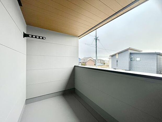 ■■開放感感じるバルコニー■■頬をなでる優しい風を感じることが出来るバルコニー。つい深呼吸をしたくなる気持ちの良い場所はこのお部屋の自慢です。お洗濯物を干すスペースとしても十分な広さがあります。