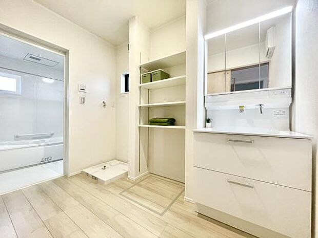 ■■清潔な空間■■毎日使うものだから清潔な空間を保ちたい水回り。洗面にはそんな願いを解消させてくれる収納アイデアが満載です。三面鏡の裏側にはキャビネットが現れ小物から背の高い物まで収納できます。