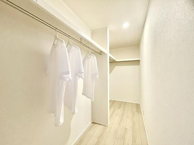 ■■ウォークインクローゼット■■スーツ類から丈の長いコート類まで何でも収納できる便利なスペースです。衣装ケースと併用することでセーター類なども収納でき自分だけのスペースにカスタマイズできます。