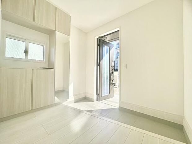 ■■玄関■■人を迎え入れる最初の場所だからこそ、清潔感がある空間にして頂ける様にゆとりあるシューズボックスを設置しました。おでかけの時も帰った時も、「我が家」を最初に感じでもらえる素敵な空間に。