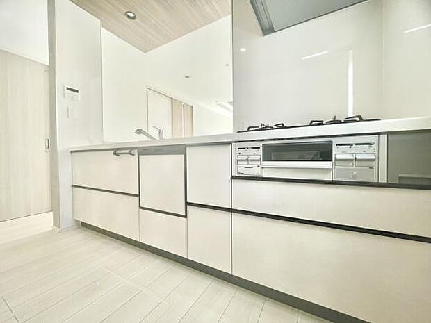 ■■対面キッチン■■キッチンは収納数もさる事ながら、リビングで寛ぐ家族や小さなお子様を見守りながら料理が出来る「対面式の温もり設計」。キッチンから立ち込める香りが今日の料理を期待させます