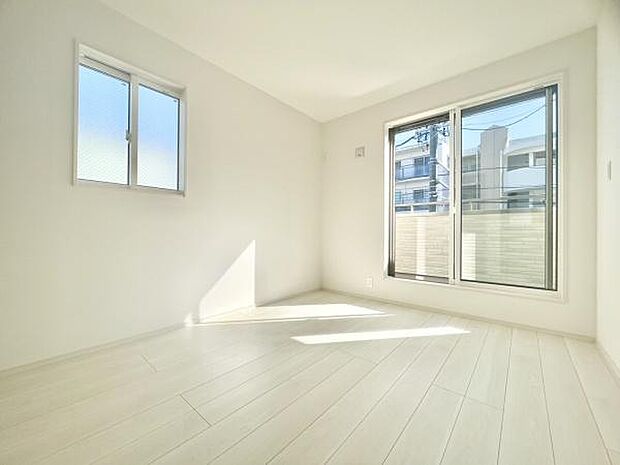 ■■メインベッドルーム■■ウォークinクローゼット付の広い主寝室。プライベートを保ちながらもバランスよく配置された窓から緩やかな陽が射し込み、広い空間を光が満たしていきます。