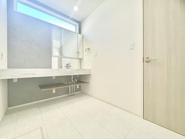 ■■清潔な空間■■毎日使うものだから清潔な空間を保ちたい水回り。洗面にはそんな願いを解消させてくれる収納アイデアが満載です。三面鏡の裏側にはキャビネットが現れ小物から背の高い物まで収納できます。