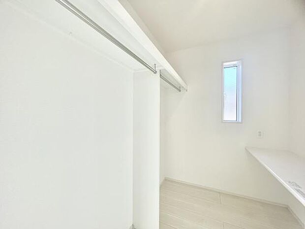 ■■何でも入る■■各居室のクローゼットはスーツ類から丈の長いコート類まで何でも収納できる便利なスペースです。衣装ケースと併用することでセーター類なども収納でき自分だけのスペースにできます。