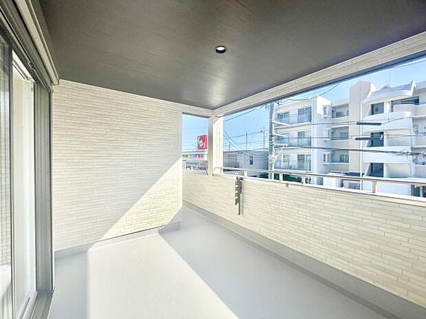 ■■開放感感じるバルコニー■■頬をなでる優しい風を感じることが出来るバルコニー。つい深呼吸をしたくなる気持ちの良い場所はこのお部屋の自慢です。お洗濯物を干すスペースとしても十分な広さがあります。