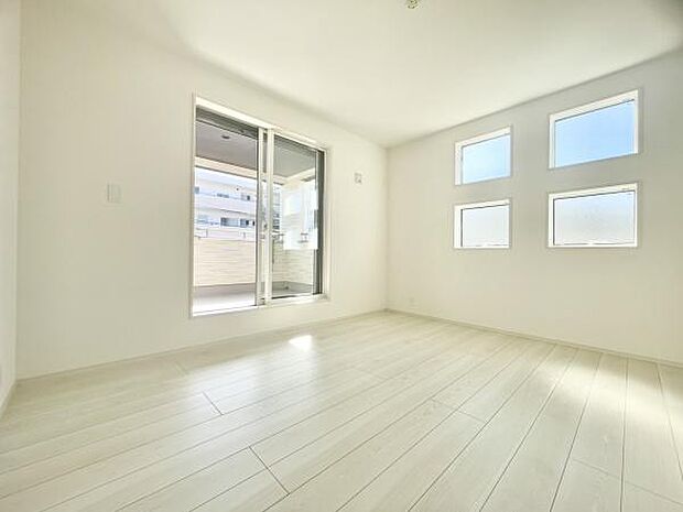 ■■居室■■各居室ごとにデザイン性のある窓を配置しました。壁面にはデスクやベット等の家具を置きやすいように高さや位置にも配慮しました。自分だけのお気に入りの空間を是非ご体感下さい。