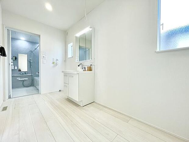 ■■清潔な空間■■毎日使うものだから清潔な空間を保ちたい水回り。洗面にはそんな願いを解消させてくれる収納アイデアが満載です。三面鏡の裏側にはキャビネットが現れ小物から背の高い物まで収納できます。