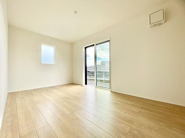 ■■メインベッドルーム■■クローゼット付の広い主寝室。プライベートを保ちながらもバランスよく配置された窓から緩やかな陽が射し込み、広い空間を光が満たしていきます。