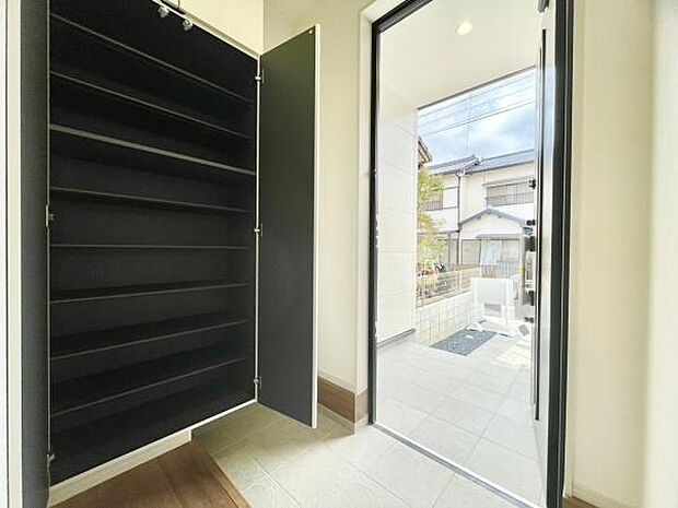 ■■玄関■■人を迎え入れる最初の場所だからこそ、清潔感がある空間にして頂ける様にゆとりあるシューズボックスを設置しました。おでかけの時も帰った時も、「我が家」を最初に感じでもらえる素敵な空間に。