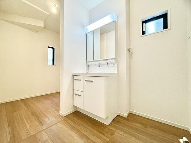 ■■清潔な空間■■毎日使うものだから清潔な空間を保ちたい水回り。洗面にはそんな願いを解消させてくれる収納アイデアが満載です。三面鏡の裏側にはキャビネットが現れ小物から背の高い物まで収納できます。