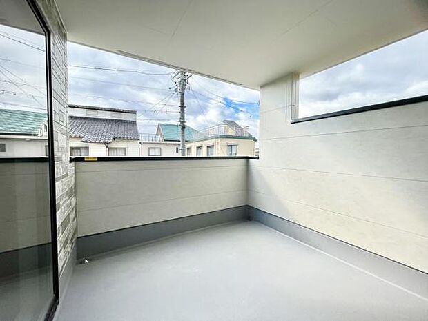 ■■開放感感じるバルコニー■■頬をなでる優しい風を感じることが出来るバルコニー。つい深呼吸をしたくなる気持ちの良い場所はこのお部屋の自慢です。お洗濯物を干すスペースとしても十分な広さがあります。