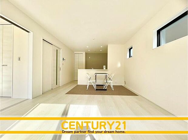 ■■憩いのリビング■■くつろぎを愉しむリビングルームは憩いの場となります。リビングとダイニングの空間機能を活かし、巧みに使い分ける発想が、ライフスタイルに新しいゆとりをもたらします。