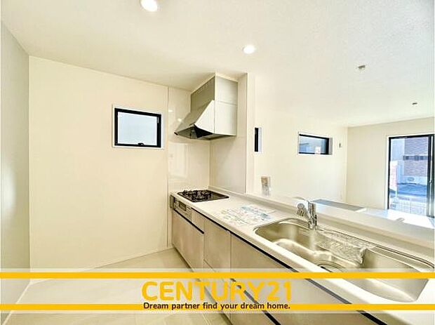 ■■広々キッチン■■大型の冷蔵庫やレンジボードもしっかり置ける広々としたキッチンスペースが大事。ゆとりある空間で作業ができるとお料理の腕も日に日に上がりそうな気がしてきます。