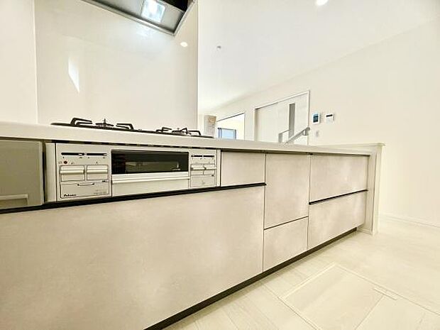 ■■対面キッチン■■キッチンは収納数もさる事ながら、リビングで寛ぐ家族や小さなお子様を見守りながら料理が出来る「対面式の温もり設計」。キッチンから立ち込める香りが今日の料理を期待させます