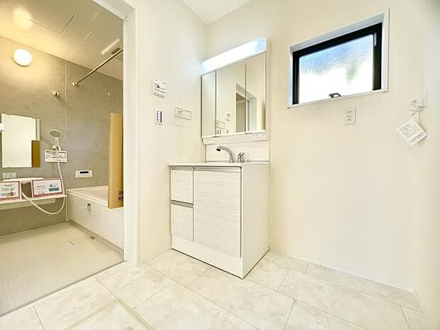 ■■清潔な空間■■毎日使うものだから清潔な空間を保ちたい水回り。洗面にはそんな願いを解消させてくれる収納アイデアが満載です。三面鏡の裏側にはキャビネットが現れ小物から背の高い物まで収納できます。