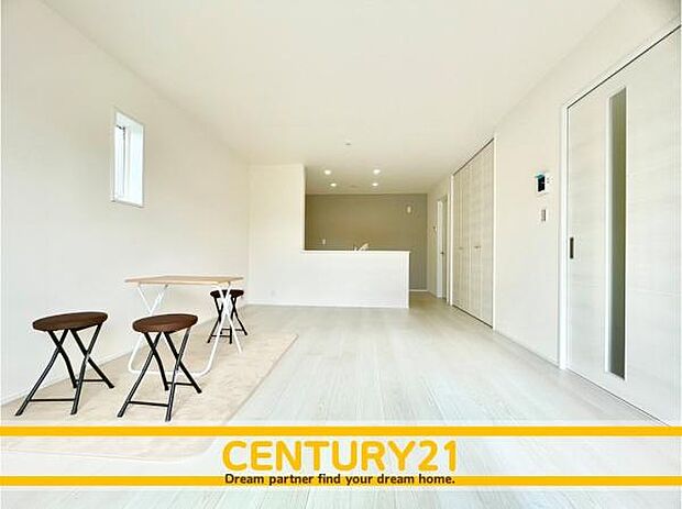 ■■憩いのリビング■■くつろぎを愉しむリビングルームは憩いの場となります。リビングとダイニングの空間機能を活かし、巧みに使い分ける発想が、ライフスタイルに新しいゆとりをもたらします。