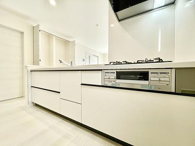 ■■対面キッチン■■キッチンは収納数もさる事ながら、リビングで寛ぐ家族や小さなお子様を見守りながら料理が出来る「対面式の温もり設計」。キッチンから立ち込める香りが今日の料理を期待させます