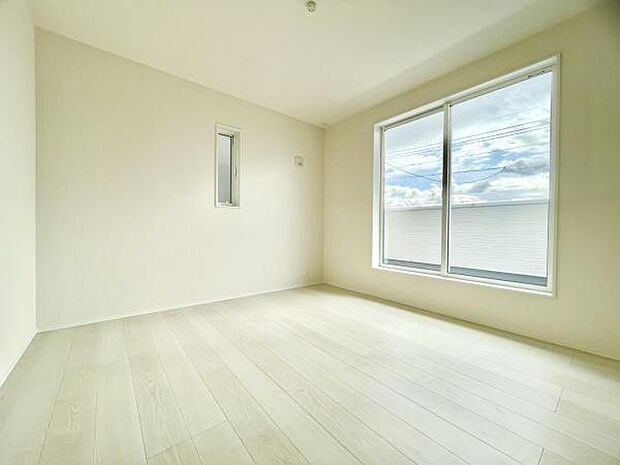 ■■メインベッドルーム■■ウォークinクローゼット付の広い主寝室。プライベートを保ちながらもバランスよく配置された窓から緩やかな陽が射し込み、広い空間を光が満たしていきます。