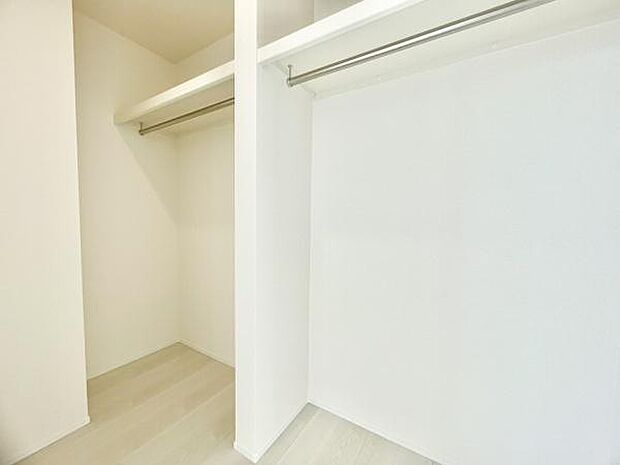 ■■ウォークインクローゼット■■スーツ類から丈の長いコート類まで何でも収納できる便利なスペースです。衣装ケースと併用することでセーター類なども収納でき自分だけのスペースにカスタマイズできます。