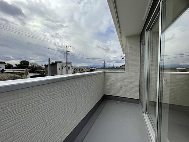 ■■開放感感じるバルコニー■■頬をなでる優しい風を感じることが出来るバルコニー。つい深呼吸をしたくなる気持ちの良い場所はこのお部屋の自慢です。お洗濯物を干すスペースとしても十分な広さがあります。