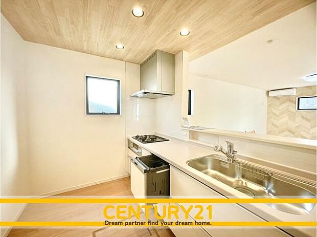 ■■広々キッチン■■大型の冷蔵庫やレンジボードもしっかり置ける広々としたキッチンスペースが大事。ゆとりある空間で作業ができるとお料理の腕も日に日に上がりそうな気がしてきます。