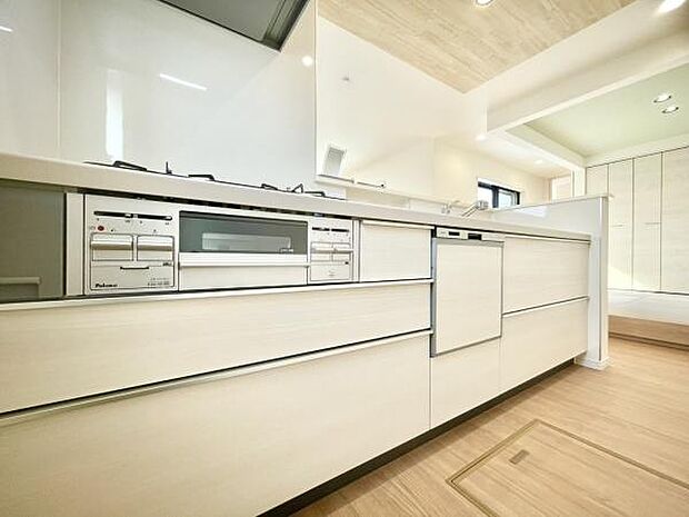 ■■対面キッチン■■キッチンは収納数もさる事ながら、リビングで寛ぐ家族や小さなお子様を見守りながら料理が出来る「対面式の温もり設計」。キッチンから立ち込める香りが今日の料理を期待させます