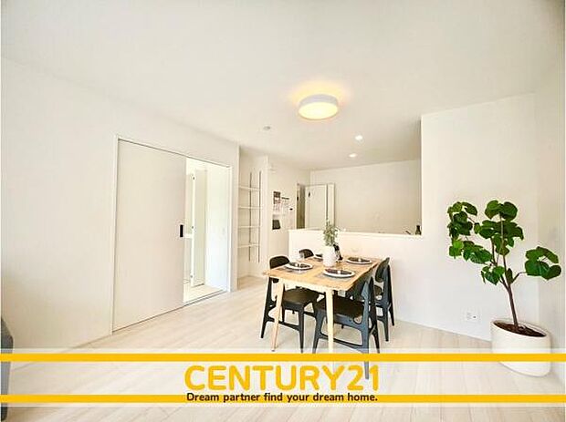 ■■ステキな時間を！■■忙しい朝でも、しっかり家族が揃って食事をして頂けるゆとりある大きさのダイニングスペース。奥様が作る手料理をカウンター越しに受けとって頂き、テーブルで囲む素敵な時間を存分に。