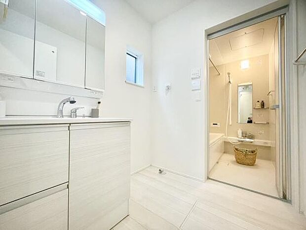 ■■清潔な空間■■毎日使うものだから清潔な空間を保ちたい水回り。洗面にはそんな願いを解消させてくれる収納アイデアが満載です。三面鏡の裏側にはキャビネットが現れ小物から背の高い物まで収納できます。