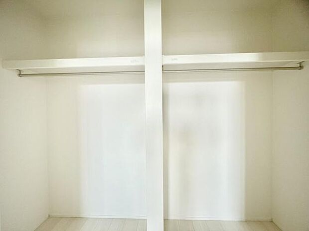 ■■ウォークインクローゼット■■スーツ類から丈の長いコート類まで何でも収納できる便利なスペースです。衣装ケースと併用することでセーター類なども収納でき自分だけのスペースにカスタマイズできます。