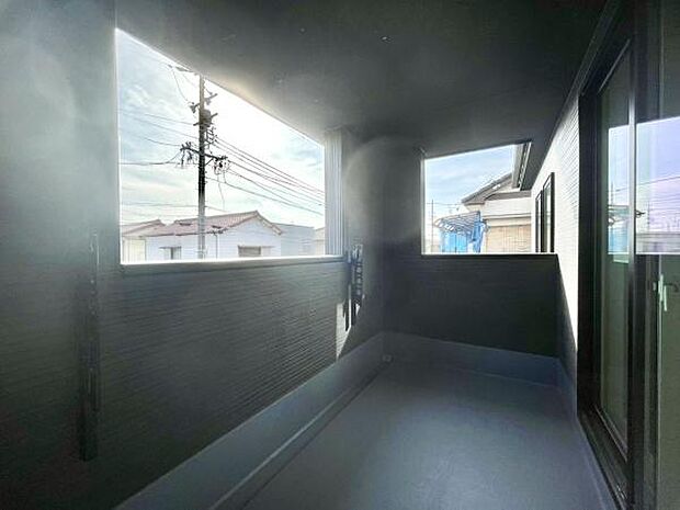 ■■開放感感じるバルコニー■■頬をなでる優しい風を感じることが出来るバルコニー。つい深呼吸をしたくなる気持ちの良い場所はこのお部屋の自慢です。お洗濯物を干すスペースとしても十分な広さがあります。