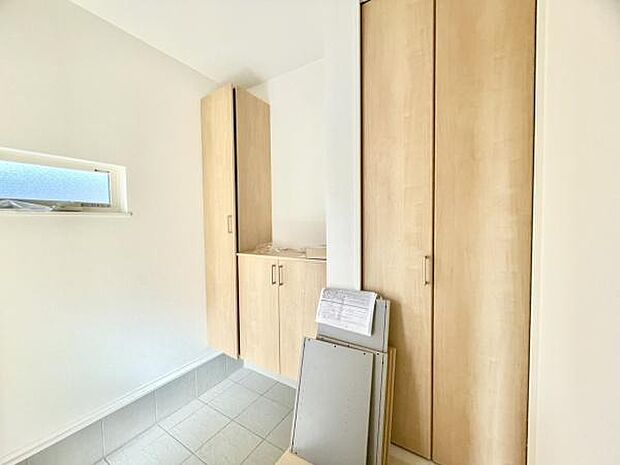 ■■玄関■■人を迎え入れる最初の場所だからこそ、清潔感がある空間にして頂ける様にゆとりあるシューズボックスを設置しました。おでかけの時も帰った時も、「我が家」を最初に感じでもらえる素敵な空間に。