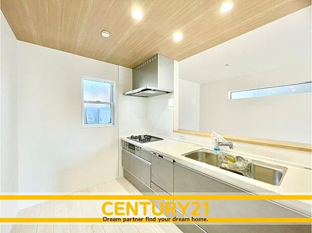 ■■広々キッチン■■大型の冷蔵庫やレンジボードもしっかり置ける広々としたキッチンスペースが大事。ゆとりある空間で作業ができるとお料理の腕も日に日に上がりそうな気がしてきます。