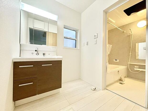 ■■清潔な空間■■毎日使うものだから清潔な空間を保ちたい水回り。洗面にはそんな願いを解消させてくれる収納アイデアが満載です。三面鏡の裏側にはキャビネットが現れ小物から背の高い物まで収納できます。