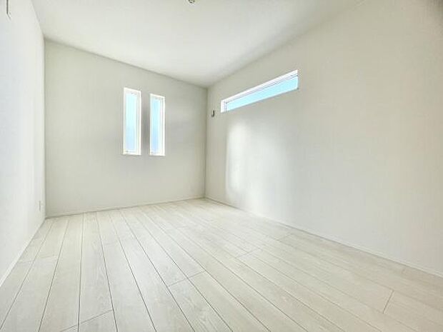 ■■居室■■各居室ごとにデザイン性のある窓を配置しました。壁面にはデスクやベット等の家具を置きやすいように高さや位置にも配慮しました。自分だけのお気に入りの空間を是非ご体感下さい。