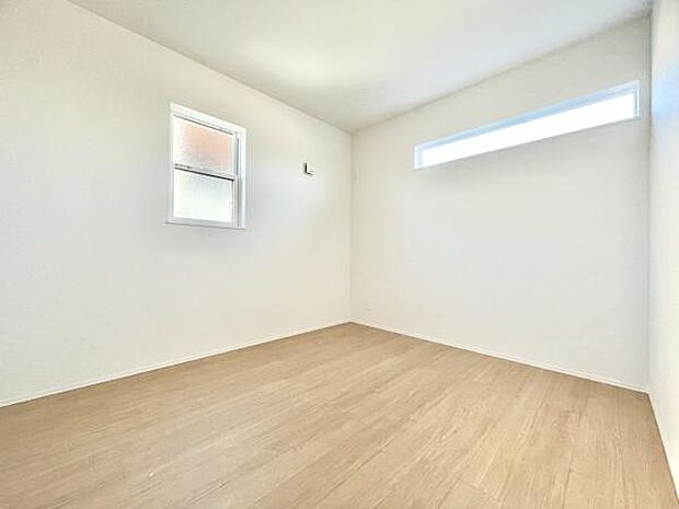 ■■明るい居室■■温もりある自然光を感じていただける居室です。飽きのこないナチュラルカラーの床にホワイトの壁紙は、色褪せることのない心地良さを作ります。