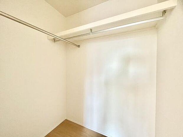 ■■ウォークインクローゼット■■スーツ類から丈の長いコート類まで何でも収納できる便利なスペースです。衣装ケースと併用することでセーター類なども収納でき自分だけのスペースにカスタマイズできます。
