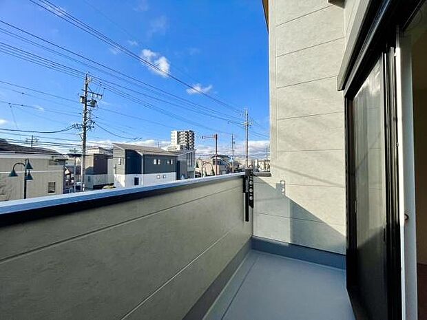 ■■開放感感じるバルコニー■■頬をなでる優しい風を感じることが出来るバルコニー。つい深呼吸をしたくなる気持ちの良い場所はこのお部屋の自慢です。お洗濯物を干すスペースとしても十分な広さがあります。
