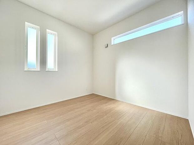 ■■居室■■各居室ごとにデザイン性のある窓を配置しました。壁面にはデスクやベット等の家具を置きやすいように高さや位置にも配慮しました。自分だけのお気に入りの空間を是非ご体感下さい。