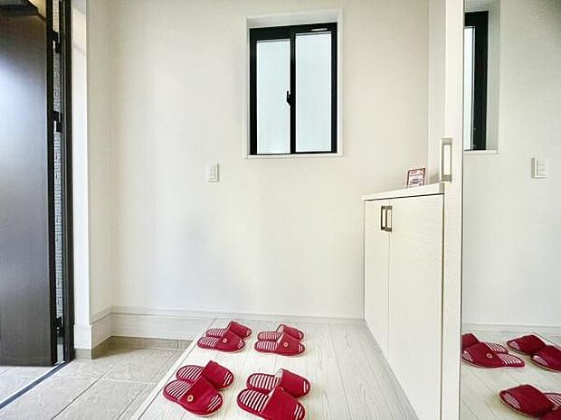 ■■玄関■■人を迎え入れる最初の場所だからこそ、清潔感がある空間にして頂ける様にゆとりあるシューズボックスを設置しました。おでかけの時も帰った時も、「我が家」を最初に感じでもらえる素敵な空間に。