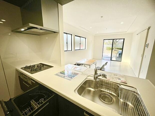 ■■浄水器付シャワー切替水栓■■浄水器がカルキその他を除去。美味しい水を提供してくれます。ヘッドはシャワーや浄水に切り替え可能でノズルが延びる可動式。キッチン作業が楽しくなりますね。