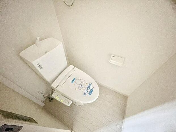 ■■Toilet■■清潔な空間を保ちたいトイレはオフホワイトでまとめました。毎日使う場所だからこそお手入れも楽々にできる機能が搭載されております。汚れが付着しにくい便器はお掃除も楽々です。