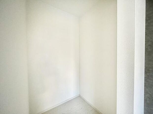 ■■ウォークインクローゼット■■スーツ類から丈の長いコート類まで何でも収納できる便利なスペースです。衣装ケースと併用することでセーター類なども収納でき自分だけのスペースにカスタマイズできます。