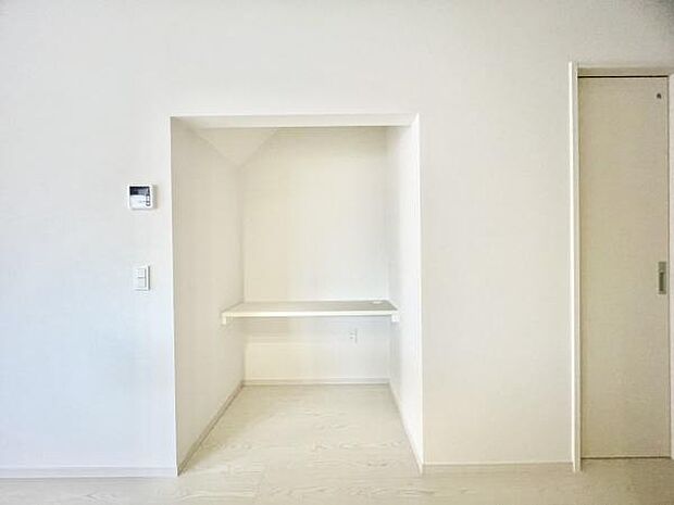 ■■closet■■クローゼットはスーツ類から丈の長いコート類まで何でも収納できる便利なスペースです。衣装ケースと併用することでセーター類なども収納でき自分だけのスペースにカスタマイズできます。