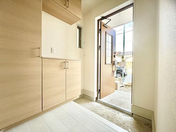 ■■玄関■■人を迎え入れる最初の場所だからこそ、清潔感がある空間にして頂ける様にゆとりあるシューズボックスを設置しました。おでかけの時も帰った時も、「我が家」を最初に感じでもらえる素敵な空間に。