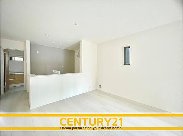 ■■憩いの場所■■パートナーや家族が集う憩いの空間。真新しい木目、Shadeのあるフローリングや白亜のクロスを陽の光、ダウンライトが照らし出し、家族・友人・知人の会話に華を咲かせます。