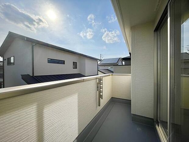 ■■開放感感じるバルコニー■■頬をなでる優しい風を感じることが出来るバルコニー。つい深呼吸をしたくなる気持ちの良い場所はこのお部屋の自慢です。お洗濯物を干すスペースとしても十分な広さがあります。