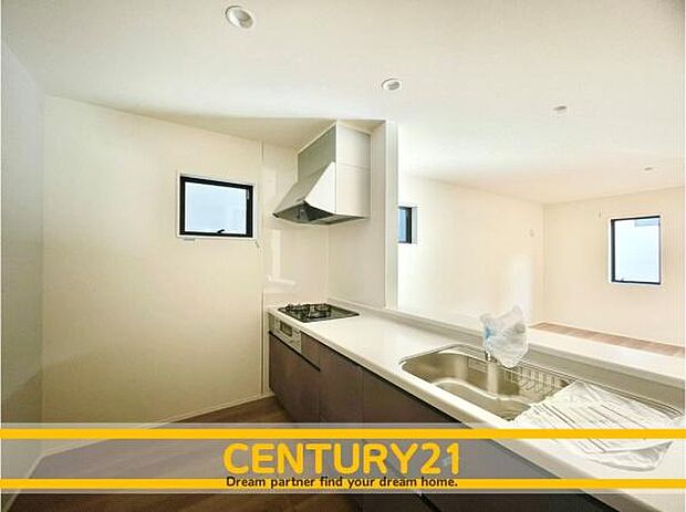 ■■広々キッチン■■大型の冷蔵庫やレンジボードもしっかり置ける広々としたキッチンスペースが大事。ゆとりある空間で作業ができるとお料理の腕も日に日に上がりそうな気がしてきます。