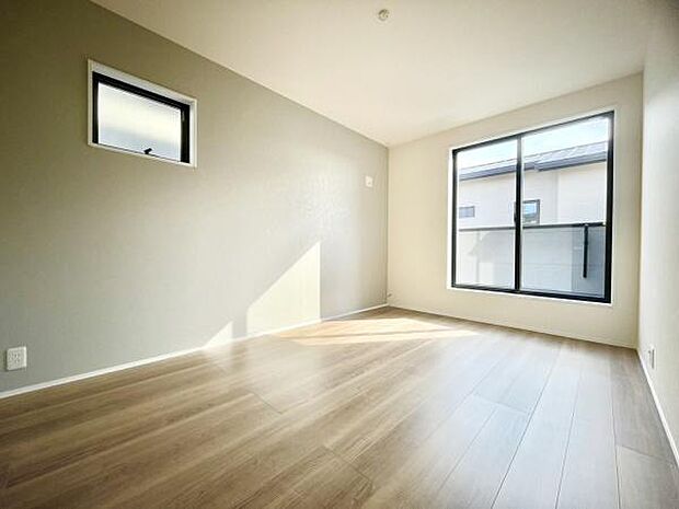 ■■メインベッドルーム■■クローゼット付の広い主寝室。プライベートを保ちながらもバランスよく配置された窓から緩やかな陽が射し込み、広い空間を光が満たしていきます。